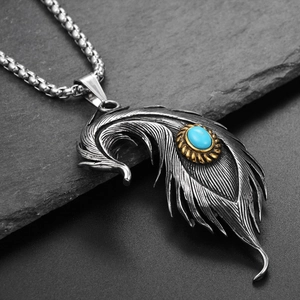 Détail macro du pendentif plume rétro en acier inoxydable avec pierre turquoise et chaîne