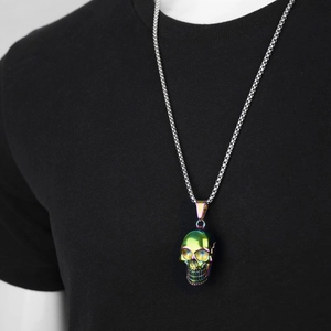 Collana con ciondolo a teschio arcobaleno in acciaio inossidabile su modello