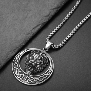 Gros plan d'un pendentif tête de lion vintage avec nœud celtique sur chaîne box