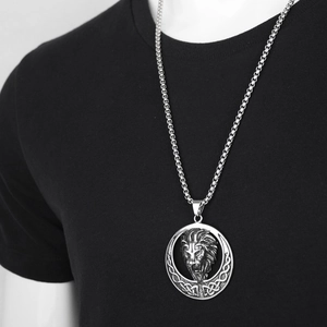 Collier hip-hop tête de lion en acier argenté vintage porté sur une chemise noire