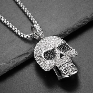 Detail der Hip-Hop-Totenkopf-Halskette mit funkelnden schwarzen und weißen Steinen
