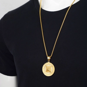 Collier médaillon pyramide dorée hip hop avec motif grec et accents en zircone cubique