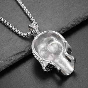 Makroaufnahme von Punk-Totenkopf-Anhänger mit Mikro-Strasssteinen an einer Box-Kette