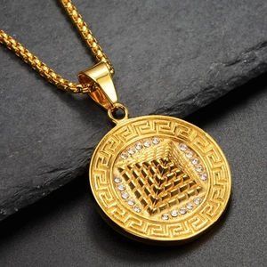 Collier pyramide doré avec motif grec et zircons scintillants sur pendentif rond