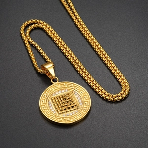Collier hip hop avec pendentif médaillon pyramide dorée, motif grec et pierres brillantes