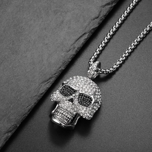 Nahaufnahme von Hip-Hop-Totenkopfanhänger mit Kristallen auf robustem Stein-Hintergrund