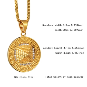 Détail du pendentif pyramide doré en acier inoxydable avec cristaux et chaîne box