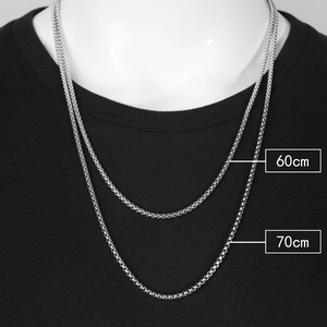 Détail de chaînes box en acier inoxydable de 60 cm et 70 cm sur un t-shirt noir