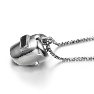 Macro d'un pendentif masque de soudeur en acier inoxydable avec chaîne à mailles