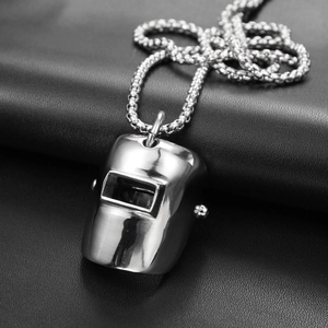 Collier avec pendentif masque de soudage en acier titane poli sur cuir noir avec chaîne