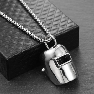 Collier avec pendentif masque de soudeur argenté poli sur boîte à bijoux en cuir noir