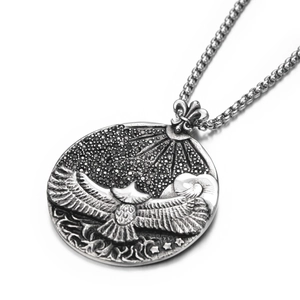Vue macro du pendentif aigle et soleil orné de pierres de zircone noires