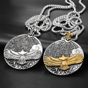 Collier en Relief Aigle en Acier au Titane Vintage Hommes Femmes Rétro Strass Fleur de Lys Disque Rond Punk Hip Hop