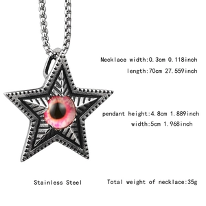Vue détaillée du pendentif pentagramme avec œil rouge montrant les dimensions précises