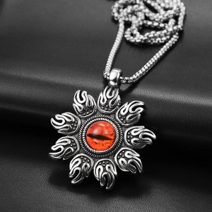 Collier gothique flamme avec pendentif œil rouge et chaîne argentée pour femme