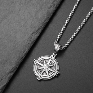 Macro della collana con ciondolo a bussola in argento con incisioni N E S W