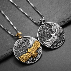 Détail du relief d'aigle volant sur pendentifs vintage en acier titane et pierres noires