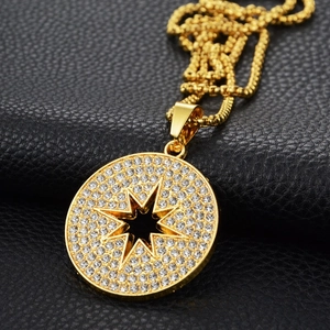 Collier hip hop avec pendentif étoile dorée et zircons sur fond de cuir noir