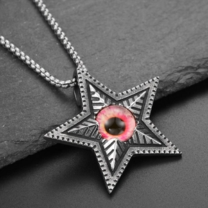 Gros plan d'un pendentif étoile gothique avec œil rouge en acier titane au style vintage