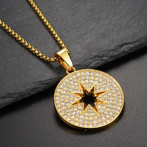 Collier hip hop doré avec pendentif disque rond serti de strass et découpe d'étoile