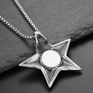 Détail macro du pendentif pentagramme avec texture givrée sur fond d'ardoise noire