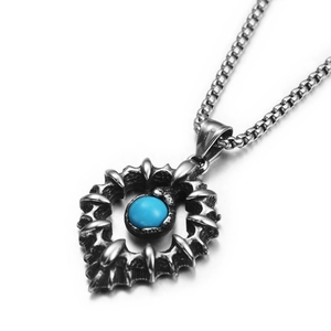Dettaglio del ciondolo artiglio a cuore gotico con pietra blu su catena in acciaio inox