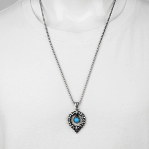 Pendente cuore gotico in acciaio argento con pietra blu su t-shirt bianca per uomo e donna