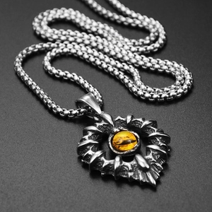 Collana con ciondolo artiglio occhio di drago in acciaio argento vintage e perla gialla