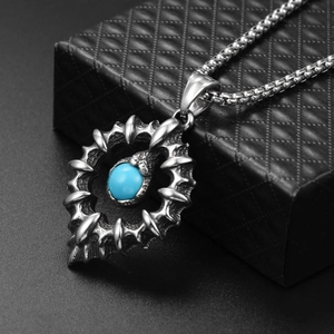 Dettaglio macro della collana gotica con ciondolo a artiglio e inserto in turchese blu