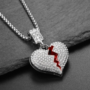 Detailansicht der Hip-Hop-Kette mit vereistem Herzanhänger und rotem Blitz-Design