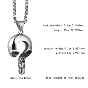 Détail macro du pendentif crâne et point d'interrogation en acier sur chaîne