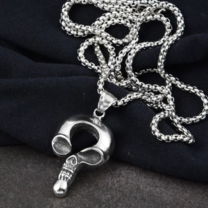 Collier punk avec pendentif crâne et point d'interrogation sur chaîne box