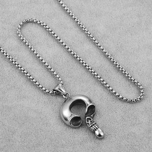 Détail du collier punk argenté avec pendentif crâne en C et chaîne à mailles carrées