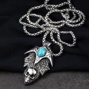 Detail eines Gothic-Punk-Totenkopf-Anhängers mit Türkisstein an einer robusten Perlenkette