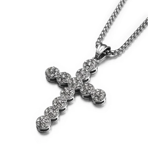 Detaillierte Makroansicht des Kreuzanhängers mit glänzendem Box-Kette in Silber