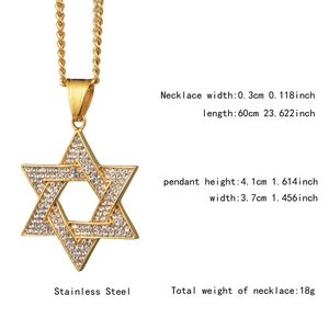 Détail du collier en acier inoxydable doré avec pendentif étoile de David glacée