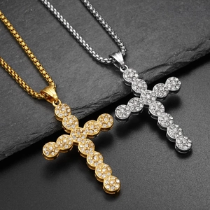 Makrodetail der goldenen und silbernen Hip-Hop-Kreuzanhänger mit funkelnden Zirkonen