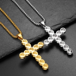 Detail von Gold- und Silber-Kreuzanhängern mit Box-Kette auf dunklem Steingrund