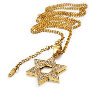 Détail macro du pendentif hexagramme doré avec strass blancs et étiquette 18KGP