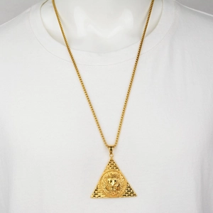 Collier hiphop lion pyramide doré en acier inoxydable porté sur un t-shirt blanc uni