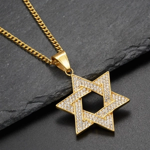 Gros plan détaillé du pendentif étoile hexagramme givré avec chaîne gourmette dorée