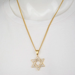 Collier hip hop plaqué or avec pendentif étoile de David glacée sur mannequin blanc