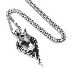 Collana con ciondolo testa di lupo gotico in acciaio inox con zircone quadrato