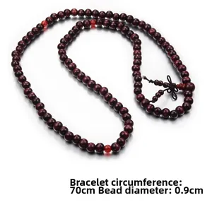 Dettaglio della collana in legno rosso da 70cm con grani da 0,9cm e nodo nero decorativo
