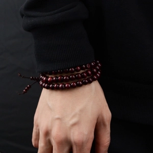 Bracciale classico multistrato in perle di legno marrone-rosso con nodo a nappa per uomo e donna
