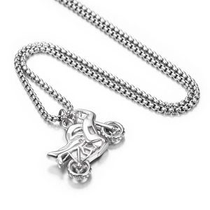 Pendentif moto en acier titane poli sur une chaîne à maillons carrés classique