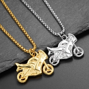 Détails du pendentif moto en acier titane poli disponible en finitions argent et or chic