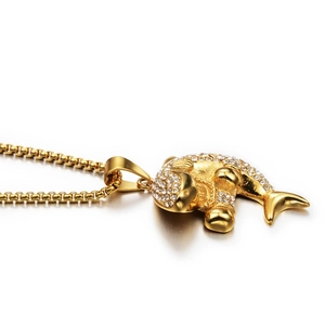 Collana con ciondolo a squalo hip hop dorata con pavé di strass scintillanti