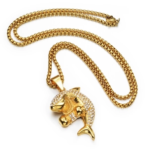 Collana con pendente a forma di squalo dorato con strass bianchi su catena a maglia