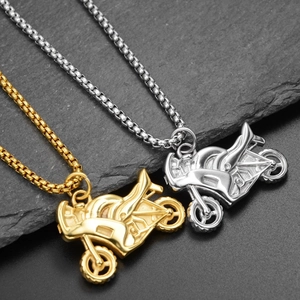 Vue détaillée des pendentifs moto en or et argent avec colliers à chaîne vénitienne